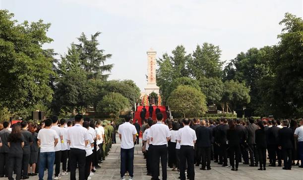 緬懷革命先烈 傳承革命精神 —新都區(qū)隆重舉行向人民英雄敬獻(xiàn)花籃儀式